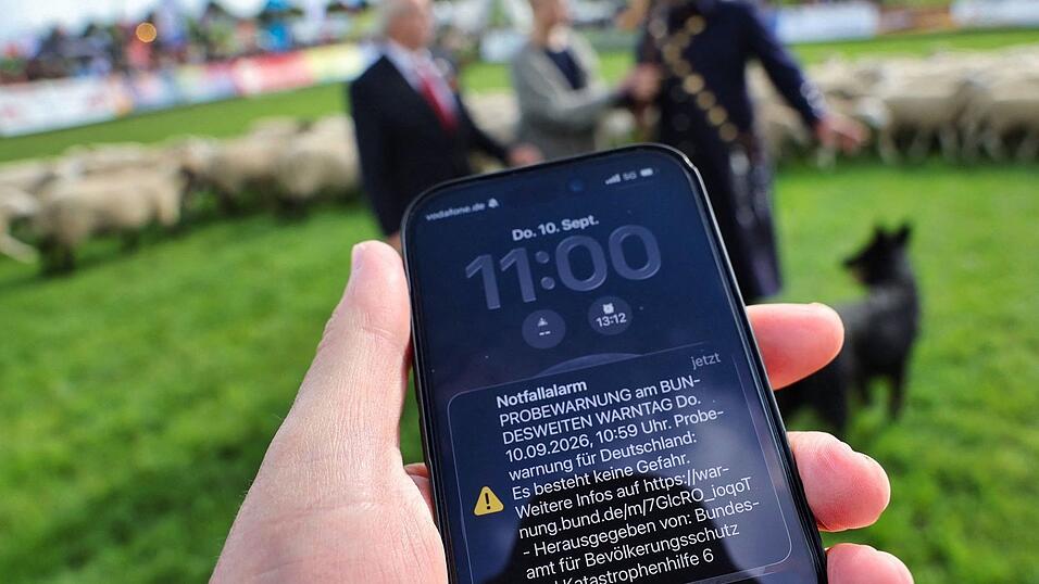 Um 11.00 Uhr wurden Millionen Telefone in Bayern laut - der Warntag hat nach ersten Erkenntnissen gut funktioniert. Um 11.00 Uhr wurden Millionen Telefone in Bayern laut - der Warntag hat nach ersten Erkenntnissen gut funktioniert.