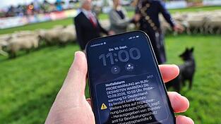Um 11.00 Uhr wurden Millionen Telefone in Bayern laut - der Warntag hat nach ersten Erkenntnissen gut funktioniert.