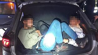 Das Foto der Polizei zeigt die beiden Geschleusten im Kofferraum. Insgesamt waren laut Polizei acht Migranten und der Fahrer im Auto. Das Foto der Polizei zeigt die beiden Geschleusten im Kofferraum. Insgesamt waren laut Polizei acht Migranten und der Fahrer im Auto.