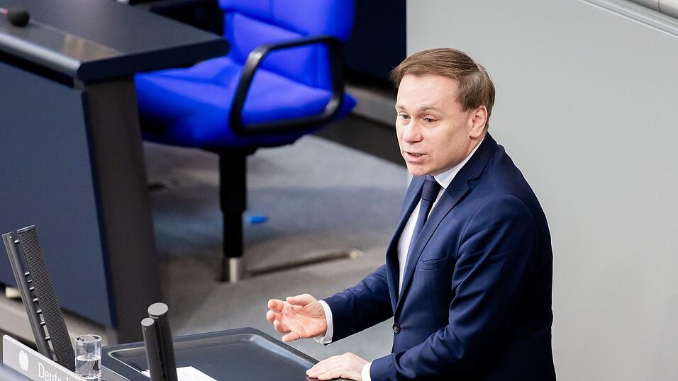 War nach dem Verlust seines Bundestagsmandats sichtlich frustriert: der Augsburger CSU-Abgeordnete Volker Ullrich. (Archivbild)