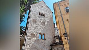 Das schmale Turmhaus steht in der Kapellengasse.