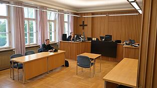 Rechtsanwalt Marcus Becker, der Verteidiger des angeklagten Ex-B&uuml;rgermeisters, wartete zun&auml;chst alleine im Gerichtssaal. Sein Mandant kam erst sp&auml;ter nach.
