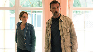 OlgaLenski (Maria Simon) und Adam Raczek (Lucas Gregorowicz) durchsuchen das Haus eines Geschäftsmanns.