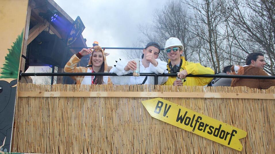 Viele Faschings-Fans haben sich am Samstag den Umzug in Langenbach angesehen. Viele Faschings-Fans haben sich am Samstag den Umzug in Langenbach angesehen.