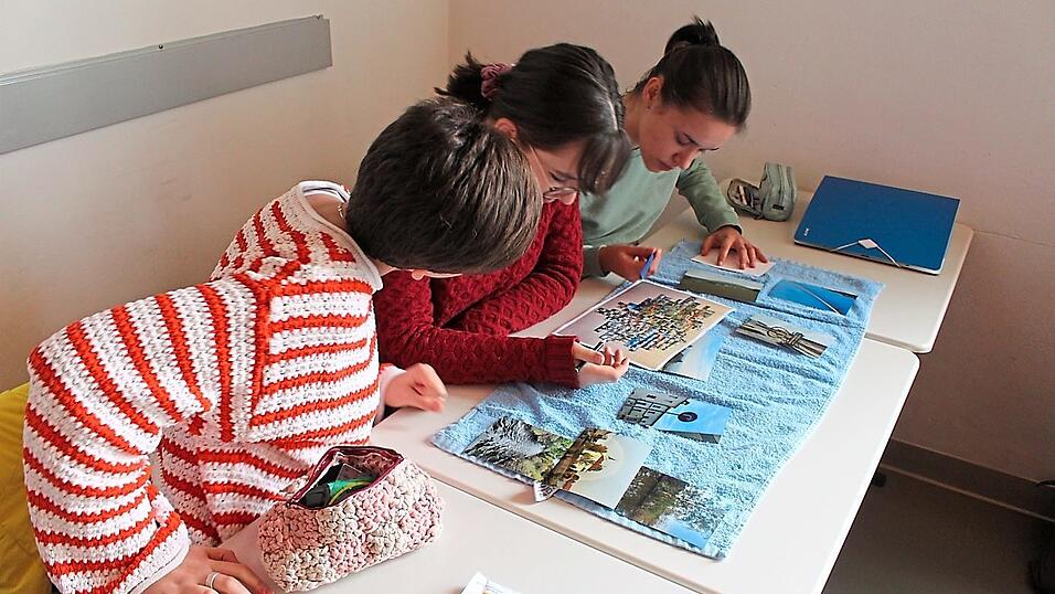 Die Schüler versehen die Fotos zuerst nach einer Vorlage hinten mit Ziffern. Die Schüler versehen die Fotos zuerst nach einer Vorlage hinten mit Ziffern.