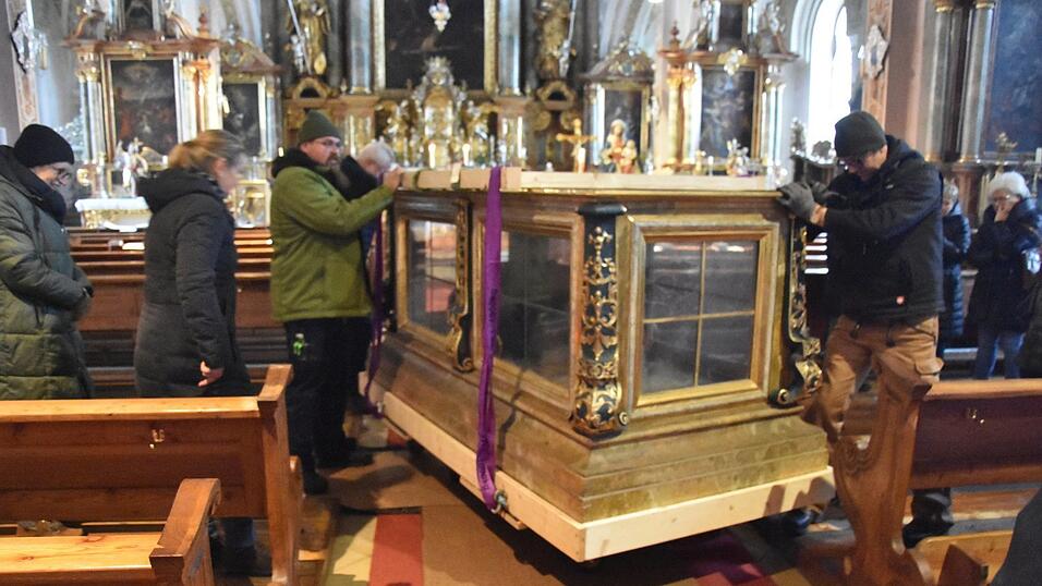 Die Tumba mit dem Reliquienschrein auf dem Weg zum neuen Standort in der Westkapelle. Die Tumba mit dem Reliquienschrein auf dem Weg zum neuen Standort in der Westkapelle.