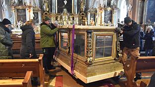 Die Tumba mit dem Reliquienschrein auf dem Weg zum neuen Standort in der Westkapelle. Die Tumba mit dem Reliquienschrein auf dem Weg zum neuen Standort in der Westkapelle.