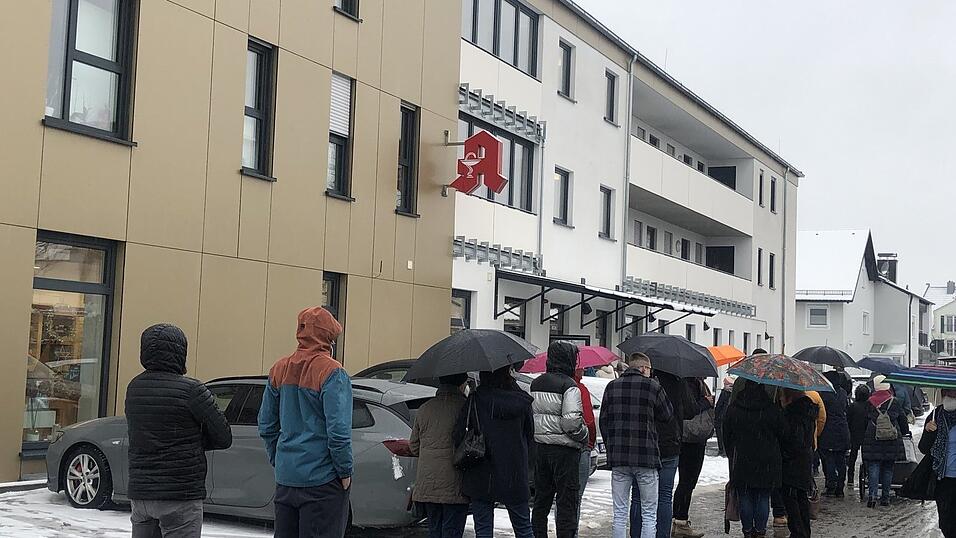 Die Warteschlange bei der Sonderimpfaktion der Essenbacher Hausärzte.