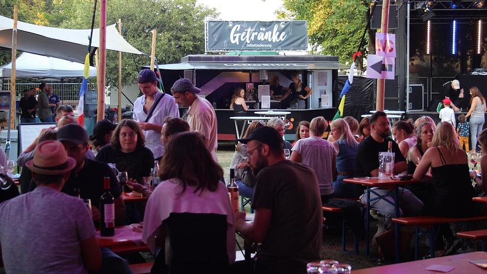 Die Besucher genossen den ersten Abend des Sommergartens auf der Mühleninsel. Die Besucher genossen den ersten Abend des Sommergartens auf der Mühleninsel.
