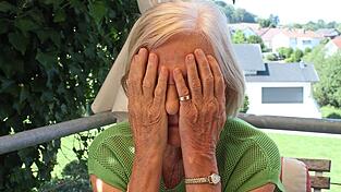 Das Palmieren - eine der wichtigsten Übungen im Augenyoga. Sie sorgt für Entspannung. Das Palmieren - eine der wichtigsten Übungen im Augenyoga. Sie sorgt für Entspannung.