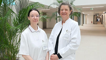 Dr. Edda Gehrlein-Zierer, &Auml;rztliche Leitung der Tagesklinik f&uuml;r Schmerztherapie (rechts), und die stellvertretende &auml;rztliche Leitung Dr. Ulrike Geyer im Empfangsbereich des neuen Bettenhauses