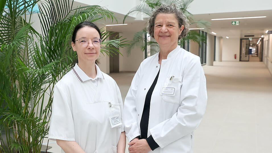 Dr. Edda Gehrlein-Zierer, &Auml;rztliche Leitung der Tagesklinik f&uuml;r Schmerztherapie (rechts), und die stellvertretende &auml;rztliche Leitung Dr. Ulrike Geyer im Empfangsbereich des neuen Bettenhauses