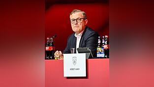 Bayern Münchens Vorstandsvorsitzender Jan-Christian Dreesen hofft auf ein Einlenken des DFB im Zoff um die Frauen-Bundesliga. (Archivbild) Bayern Münchens Vorstandsvorsitzender Jan-Christian Dreesen hofft auf ein Einlenken des DFB im Zoff um die Frauen-Bundesliga. (Archivbild)