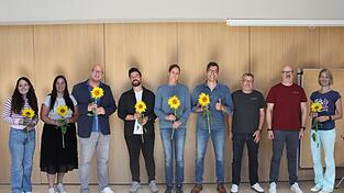 Schulleiter Mario Kleinert (2. v. r.) und Konrektor Markus Fischer (3. v. r.) mit den neuen Lehrkr&auml;ften Lea H&ouml;cherl (v. l.), Ariane Karl, Sebastian Brunner, Johannes B&auml;chtle, Ines Gmach, Fabian Gra&szlig;l und Karin Ackermann.