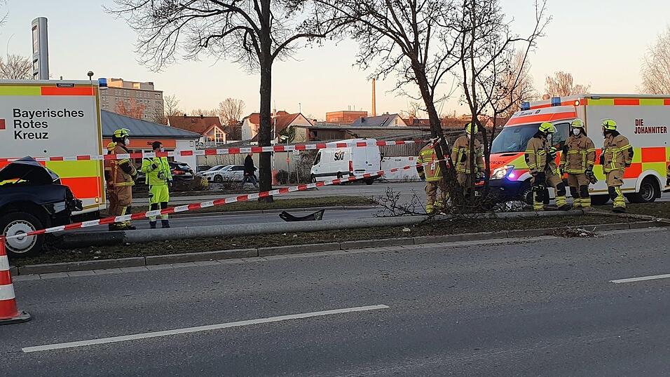 Bei einem Unfall in Regensburg am Sonntag fuhr ein Autofahrer gegen einen Laternenmast, der in der Folge umstürzte. Bei einem Unfall in Regensburg am Sonntag fuhr ein Autofahrer gegen einen Laternenmast, der in der Folge umstürzte.