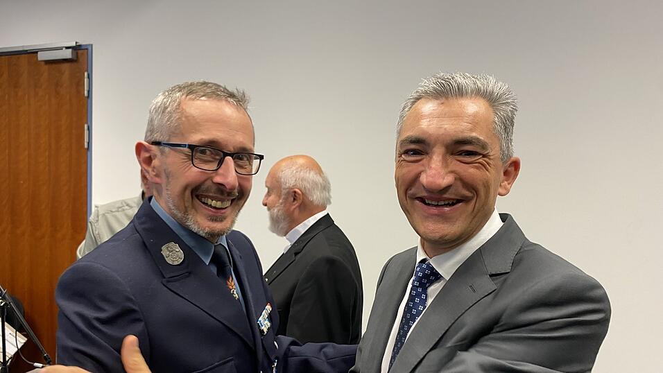 Der Vorsitzende der Teisnacher Feuerwehr Werner Schlagintweit gratuliert Ronny Raith zum Wahlsieg.