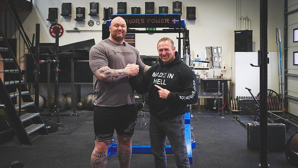 Der st&auml;rkste Mann der Welt&nbsp;Hafthor &bdquo;Thor&ldquo; Bj&ouml;rnsson (l.) mit&nbsp;Organisator und Athletik-Trainer Sepp Maurer