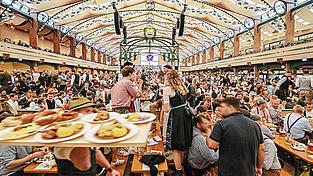 Die Plätze in der Bräurosl sind heiß begehrt. Über die Website oktoberfest-booking.com können eventuell noch Plätze ergattert werden.