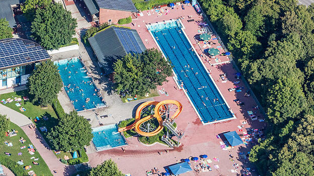 Eine Einhausung des Herrenbeckens (rechts) soll - &bdquo;Stand jetzt&ldquo; - nicht dazu f&uuml;hren, dass das Mehrzweckbecken (links) im Winter nicht mehr beheizt wird. Das bef&uuml;rchten Nutzer dieses Beckens, hie&szlig; es im Werksenat.