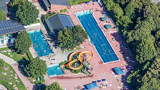 Eine Einhausung des Herrenbeckens (rechts) soll - &bdquo;Stand jetzt&ldquo; - nicht dazu f&uuml;hren, dass das Mehrzweckbecken (links) im Winter nicht mehr beheizt wird. Das bef&uuml;rchten Nutzer dieses Beckens, hie&szlig; es im Werksenat.