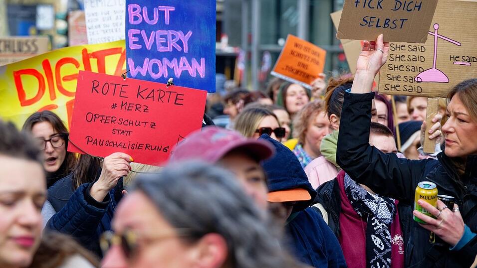 Frauen erleben in Deutschland laut einer Dunkelfeldstudie nahezu viermal so oft wie M&auml;nner sexuelle Bel&auml;stigung. (Archivbild)