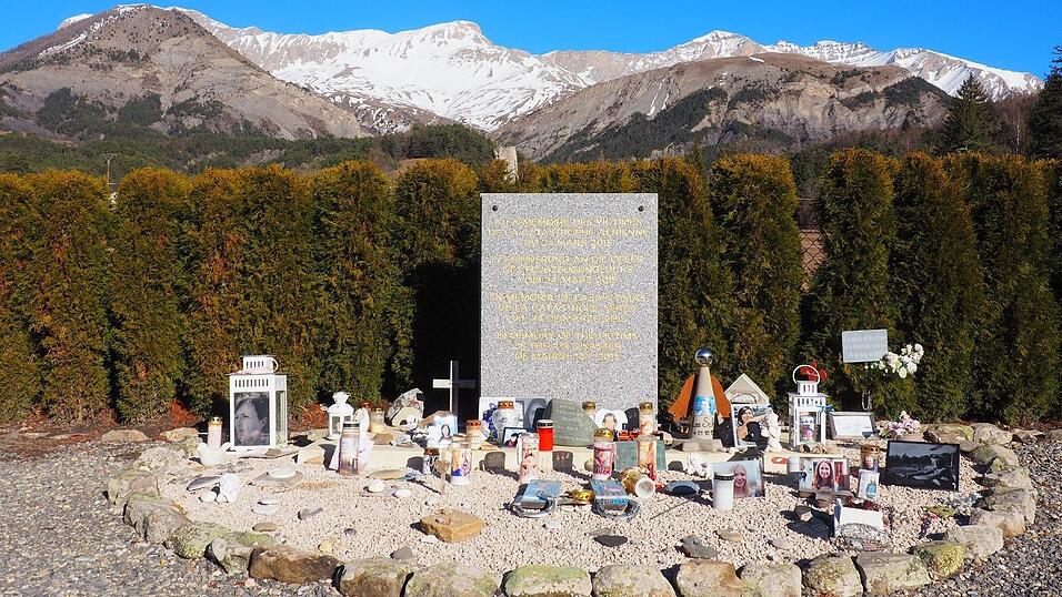 Eine Gedenktafel erinnert an den Flugzeugabsturz einer Germanwings-Maschine in den Alpen. Eine Klage auf zusätzliches Schmerzensgeld gegen das Luftfahrt-Bundesamt hat mehr als zehn Jahre nach der Katastrophe wenig Aussicht auf Erfolg. Eine Gedenktafel erinnert an den Flugzeugabsturz einer Germanwings-Maschine in den Alpen. Eine Klage auf zusätzliches Schmerzensgeld gegen das Luftfahrt-Bundesamt hat mehr als zehn Jahre nach der Katastrophe wenig Aussicht auf Erfolg.