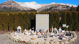 Eine Gedenktafel erinnert an den Flugzeugabsturz einer Germanwings-Maschine in den Alpen. Eine Klage auf zusätzliches Schmerzensgeld gegen das Luftfahrt-Bundesamt hat mehr als zehn Jahre nach der Katastrophe wenig Aussicht auf Erfolg. Eine Gedenktafel erinnert an den Flugzeugabsturz einer Germanwings-Maschine in den Alpen. Eine Klage auf zusätzliches Schmerzensgeld gegen das Luftfahrt-Bundesamt hat mehr als zehn Jahre nach der Katastrophe wenig Aussicht auf Erfolg.