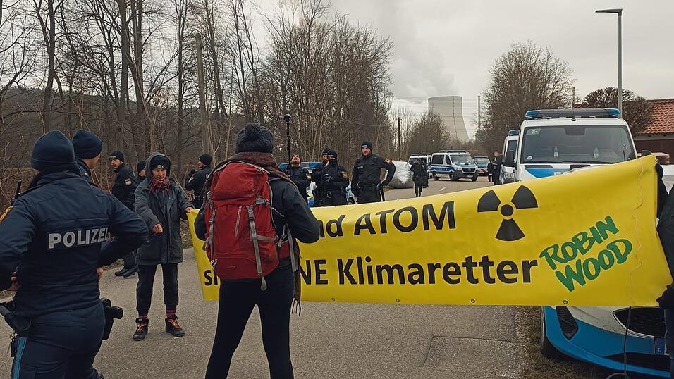Aktivisten der Initiative 'Runterfahren' demonstrieren vor dem Atomkraftwerk Isar 2. Aktivisten der Initiative 'Runterfahren' demonstrieren vor dem Atomkraftwerk Isar 2.