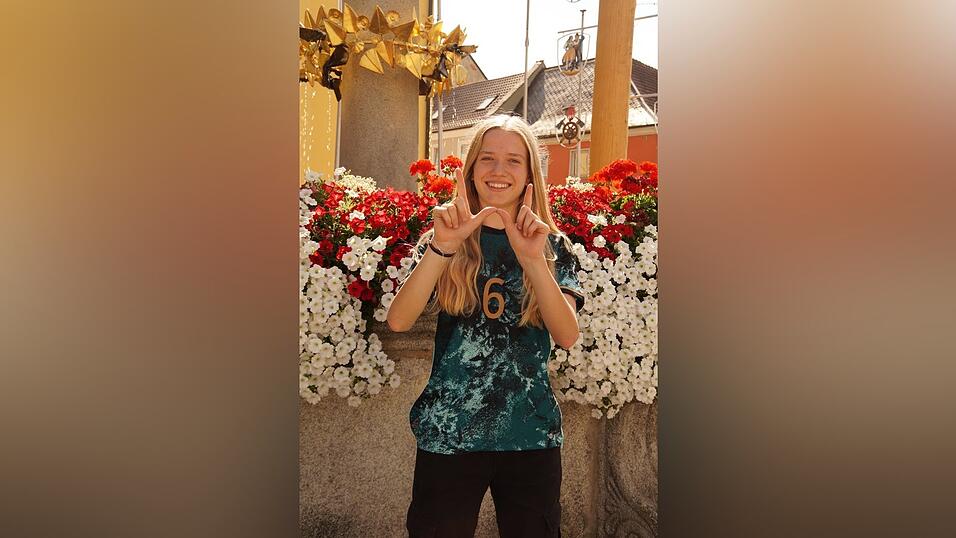 Stilecht im offiziellen DFB-Trikot für die Fußball-Weltmeisterschaft der Frauen: Marie Gmeineder freut sich auf die WM-Spiele und ist davon überzeugt: 'Die deutsche Mannschaft wird weit kommen.' Passend zu dieser Einschätzung zeigt sie ein großes 'W' für 'Win'. Stilecht im offiziellen DFB-Trikot für die Fußball-Weltmeisterschaft der Frauen: Marie Gmeineder freut sich auf die WM-Spiele und ist davon überzeugt: 'Die deutsche Mannschaft wird weit kommen.' Passend zu dieser Einschätzung zeigt sie ein großes 'W' für 'Win'.