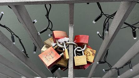 Raphael und Ramona, Silke und Alexander, Alex und Steffi - all diese Straubinger Paare haben kleine Liebesschl&ouml;sser an der Schlossbr&uuml;cke angebracht.