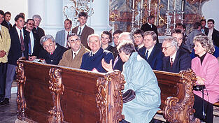 Der ehemalige sowjetische Staatspr&auml;sident Michail Gorbatschow neben Theo Waigel (li.) zu Besuch in Kloster Steingaden 1992.
