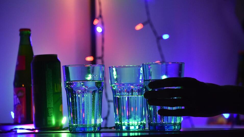 Die Polizei rät: Getränke bei Partys nie unbeaufsichtigt lassen. (Symbolbild)