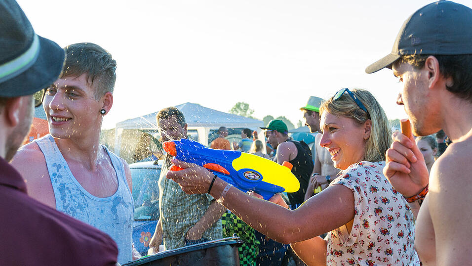 Ein Streifzug durch das Campinggelände: Trotz heißer Temperaturen sind die Festivalbesucher bestens gelaunt. (Foto: Susanne Raith) Ein Streifzug durch das Campinggelände: Trotz heißer Temperaturen sind die Festivalbesucher bestens gelaunt. (Foto: Susanne Raith)