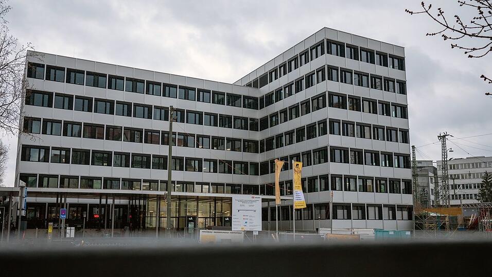 Polizisten durchsuchten am Dienstag Räume der Ausländerbehörde in München. Polizisten durchsuchten am Dienstag Räume der Ausländerbehörde in München.