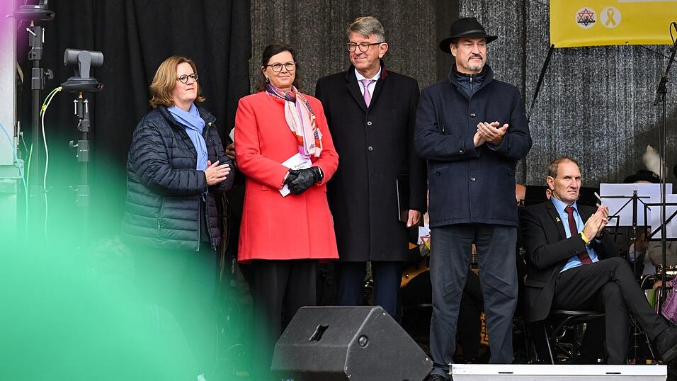 Mehrere prominente Gäste zeigten bei der Kundgebung ihre Unterstützung: Staatssekretärin Kerstin Griese (v.l.), Landtagspräsidentin Ilse Aigner, Kulturstaatsminister Wolfram Weimer und Ministerpräsident Markus Söder.