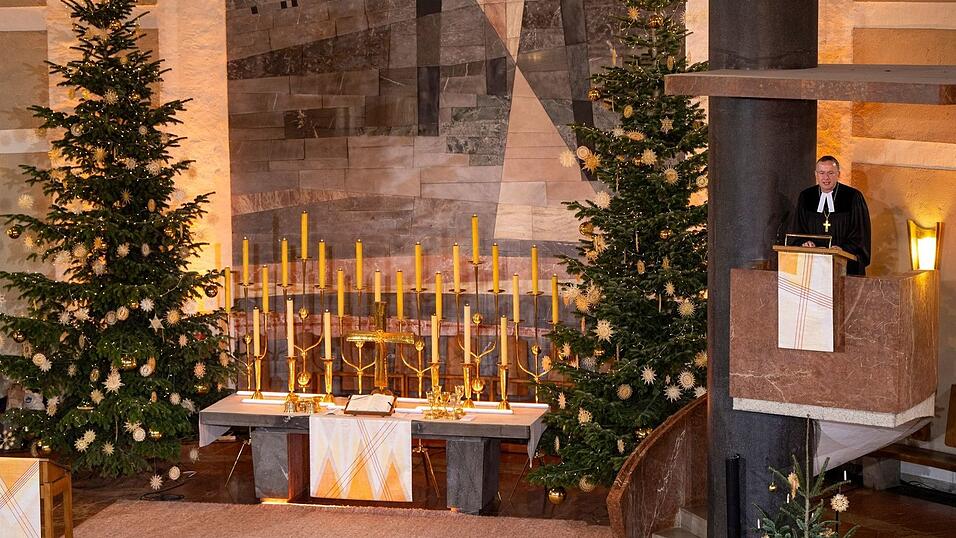 Landesbischof Kopp sagt, die Weihnachtsgeschichte gehe zu Herzen. Deshalb sei es etwas Besonderes, an Weihnachten zu predigen. (Archivbild) Landesbischof Kopp sagt, die Weihnachtsgeschichte gehe zu Herzen. Deshalb sei es etwas Besonderes, an Weihnachten zu predigen. (Archivbild)