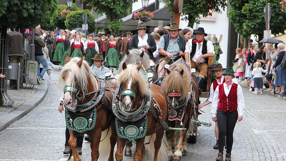 Das war der Bierzelteinzug beim Bad Kötztinger Pfingstvolksfest 2025. Das war der Bierzelteinzug beim Bad Kötztinger Pfingstvolksfest 2025.