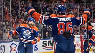 Leon Draisaitl (links) hat das 400. NHL-Tor seiner Karriere erzielt.