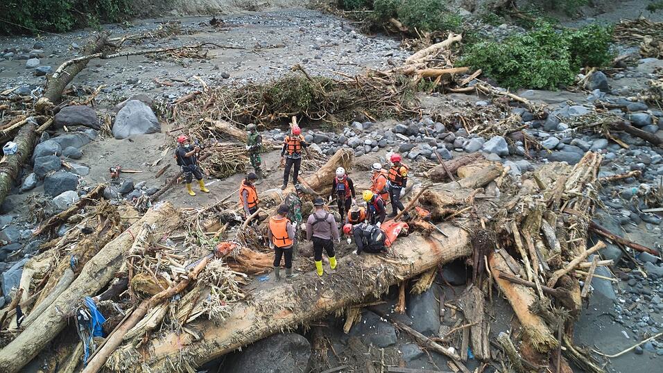 Rettungskräfte sind seit Tagen im Einsatz. Rettungskräfte sind seit Tagen im Einsatz.