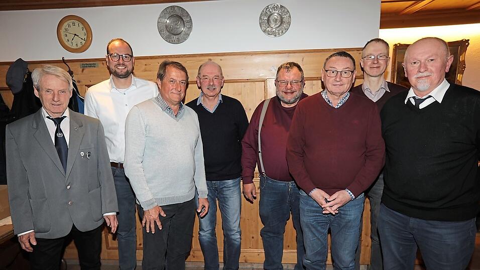 Die neugew&auml;hlte Vorstandschaft und Johann Schreff (r.).