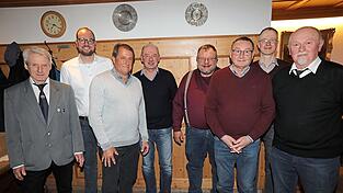 Die neugew&auml;hlte Vorstandschaft und Johann Schreff (r.).