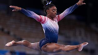 Die US-Amerikanerin Simone Biles räumt nicht nur auf dem Schwebebalken regelmäßig Titel ab, sondern wurde am vergangenen Donnerstag auch von Präsident Joe Biden mit der Freiheitsmedaille geehrt.