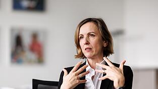 Sabina Schutter, Vorstandsvorsitzende von SOS Kinderdorf e.V., spricht während eines Interviews. Sabina Schutter, Vorstandsvorsitzende von SOS Kinderdorf e.V., spricht während eines Interviews.