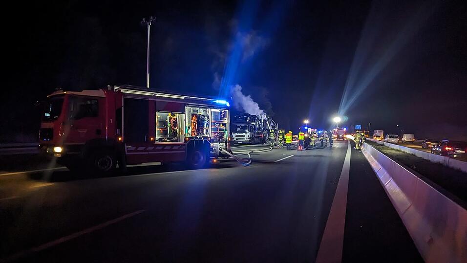 Auf der A3 zwischen den Anschlussstellen Regensburg-Ost und Neutraubling brannte am Montagmorgen ein Autotransporter. Auf der A3 zwischen den Anschlussstellen Regensburg-Ost und Neutraubling brannte am Montagmorgen ein Autotransporter.
