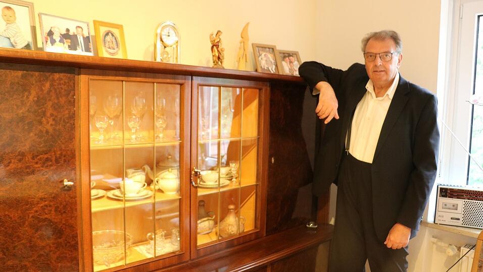Ofenbeck hat sieben Geschwister. Dass die Familie ihm wichtig ist, zeigen die Fotos auf der Vitrine.