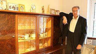 Ofenbeck hat sieben Geschwister. Dass die Familie ihm wichtig ist, zeigen die Fotos auf der Vitrine.