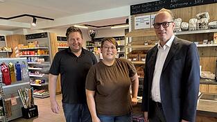 Sandra H&auml;u&szlig;ler zeigte MdL Martin Behringer (r.) anl&auml;sslich des Besuchs bei B&uuml;rgermeister Andreas Eckl den Dorfladen mit Caf&eacute; in Moosbach.