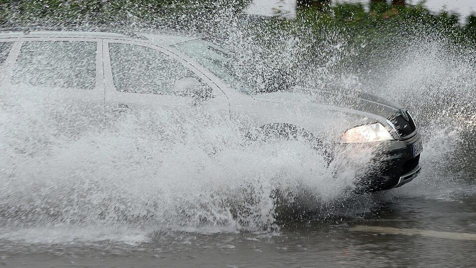 Bei starkem Regen kann es durch die N&auml;sse der Fahrbahn zu Unf&auml;llen durch sogenanntes 'Aquaplaning' kommen. (Symbolbild)