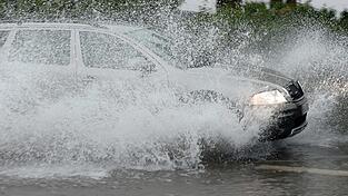 Bei starkem Regen kann es durch die Nässe der Fahrbahn zu Unfällen durch sogenanntes 'Aquaplaning' kommen. (Symbolbild) Bei starkem Regen kann es durch die Nässe der Fahrbahn zu Unfällen durch sogenanntes 'Aquaplaning' kommen. (Symbolbild)