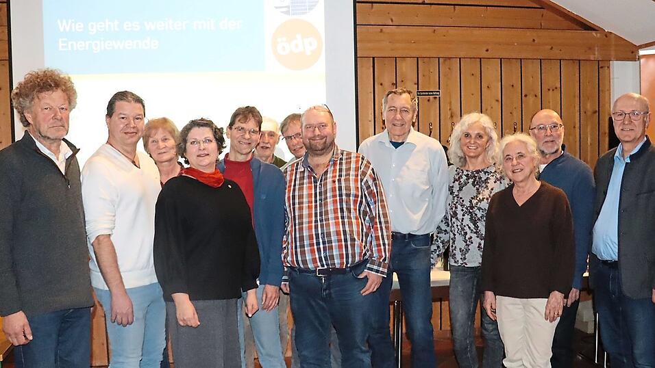 Ein Teil der &Ouml;DP-Kreistagskandidaten um das Spitzentrio Herbert Hanwalter (Zweiter von links), Katharina del Bianco (Dritte von links) und Laabers B&uuml;rgermeister Hans Schmid (rechts). Mit am Foto ist Josef Gold (F&uuml;nfter von rechts). Er informierte bei der Wahlveranstaltung &uuml;ber die Energiewende.
